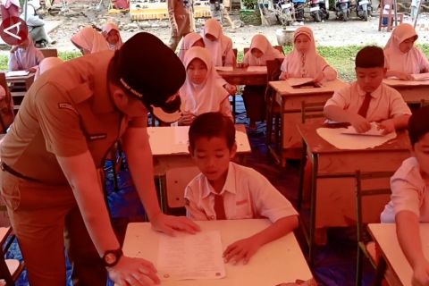 94 siswa SDN 05 Batang Anai, Padang Pariaman ujian di tenda darurat