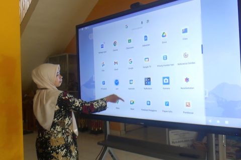 1.156 sekolah di Temanggung mulai terima perangkat smartboard