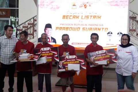 Becak listrik ringankan beban penarik becak sepuh di Cirebon