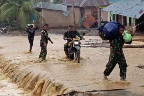 BNPB maksimalkan distribusi logistik dan air bersih ke Palembayan