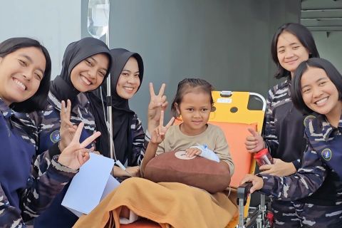 Bocah korban banjir patah tulang, jalani pemulihan di kapal perang