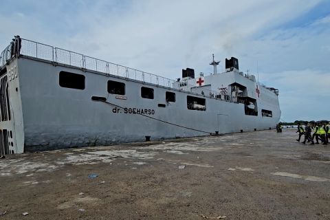 KRI dr Soeharso 990 siapkan 30 ton bantuan bagi korban banjir Aceh