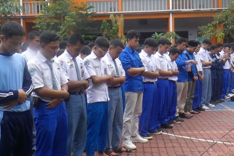 Pelajar di Temanggung shalat gaib dan berdonasi bagi bencana Sumatera