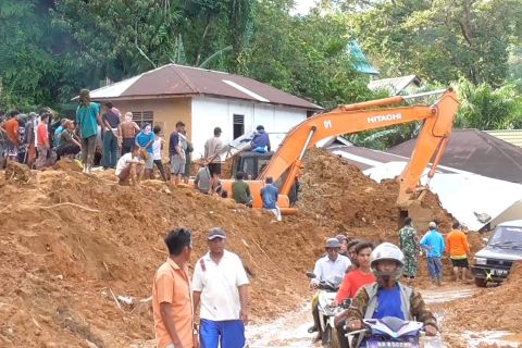 Pemkab Tapteng upayakan buka akses ke tiga kecamatan terdampak parah