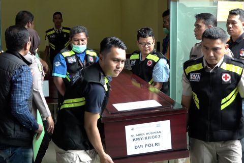 RS Polri serahkan 7 jenazah kebakaran Terra Drone ke pihak keluarga