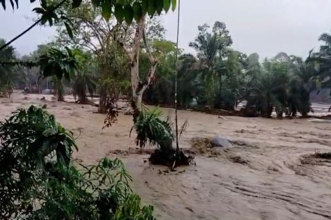 Sungai Batang Nanggang di Agam meluap, jembatan darurat hanyut