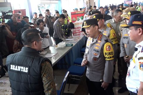 Tinjau Terminal Pulo Gebang, Kapolri tekankan keselamatan penumpang