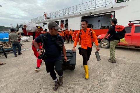 Berlabuh di Sibolga, KN SAR Ganesha bawa logistik dan anggota tim SAR