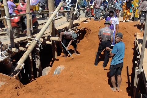 Brimob Sumut bangun jalur jembatan darurat di Pandan Tapteng