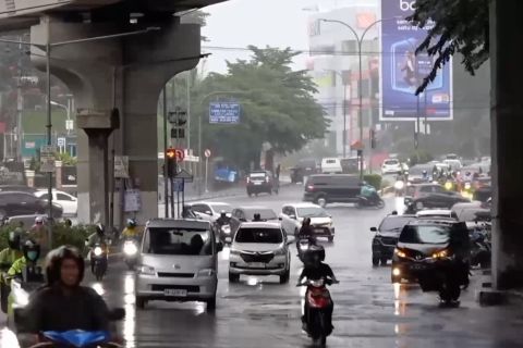 Dua bibit siklon diprediksi menguat, BMKG peringatkan cuaca ekstrem