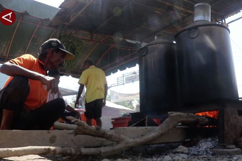Elpiji langka, dapur umum korban banjir Pidie Jaya andalkan kayu bakar