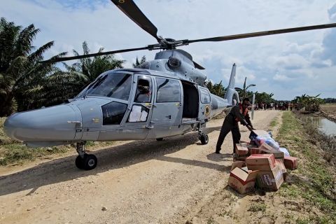 Helikopter Panther HS 1302 distribusikan 420kg bantuan di Aceh Tamiang