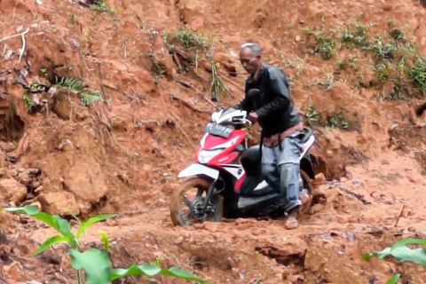 Jalan longsor hambat mobilitas warga Balah Aia Padang Pariaman