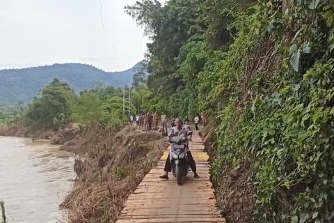 Jembatan darurat jadi penghubung antarkampung di Padang Pariaman