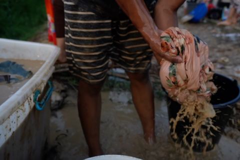 Ketiadaan akses air bersih, warga di Aceh Tamiang mandi di parit