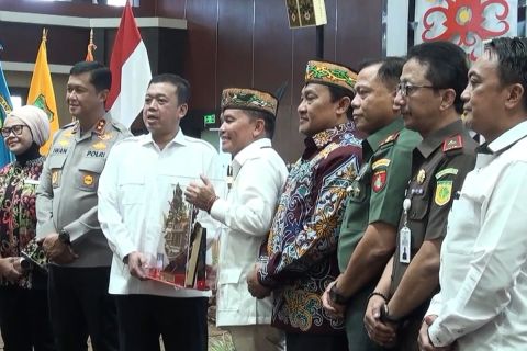 Menteri ATR/Kepala BPN serahkan 18 sertipikat tanah di Kalteng