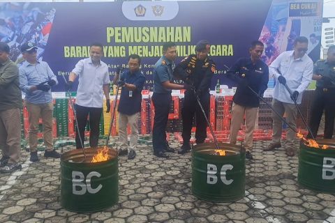 Pangkalpinang musnahkan 1,4 juta rokok ilegal dan 31,3 liter MMEA