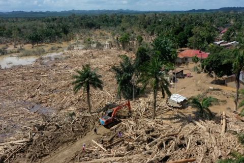 Pantauan udara pembersihan tumpukan kayu gelondongan di Aceh Tamiang