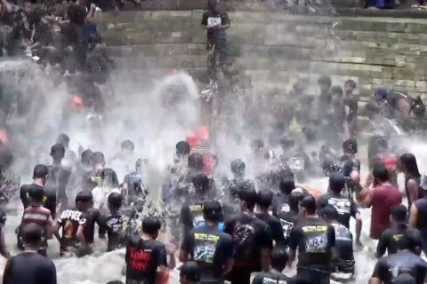 Ritual Keduk Beji: bersihkan sumber mata air, tarik ribuan pengunjung
