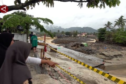 Amblas, warga Lambung Bukit gotong royong buat jalan darurat