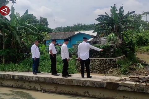 Bersihkan sampah di Kali Tumpang, Pemkot Cilegon antisipasi banjir