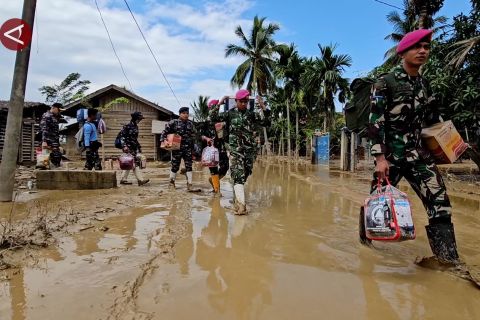Jalan kaki, para prajurit beri bantuan untuk pengungsi terisolasi