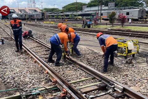 Pemeriksaan jalur rel KAI Daop 8 Surabaya ditingkatkan jelang nataru