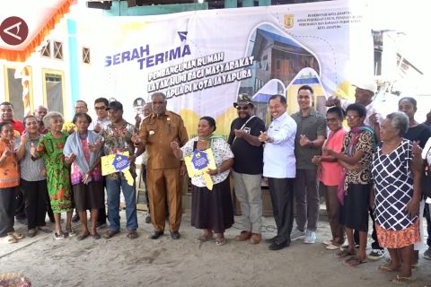 Pemkot Jayapura serahkan ratusan bantuan rumah layak huni bagi warga