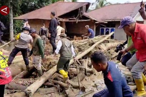 Polda Riau kerahkan ratusan personel evakuasi korban banjir di Agam