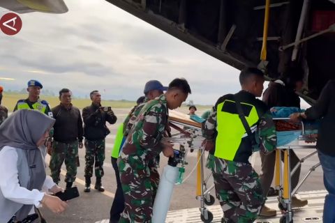 TNI AU evakuasi pasien kondisi darurat dengan C-130 Hercules