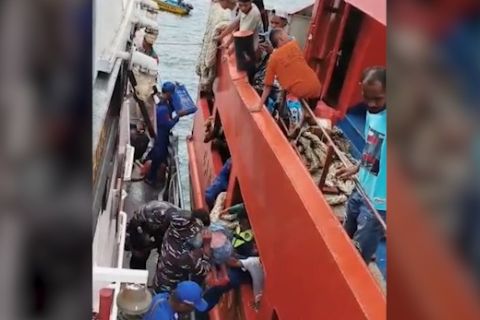 Kapal Cantika Lestari 9C rute Weda kandas, 312 penumpang dievakuasi