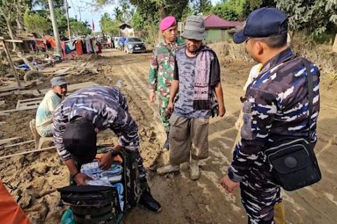 Akses sulit, TNI AL terpaksa jalan kaki tangani korban di Aceh Tamiang