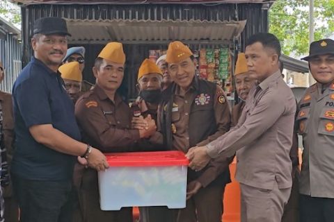 LVRI serahkan bantuan sandang bagi veteran korban banjir di Aceh