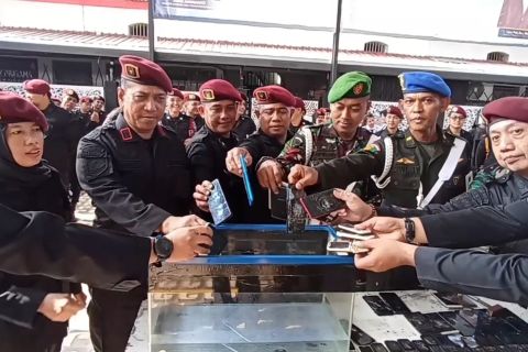 Lapas Ngawi musnahkan HP dan barang-barang terlarang hasil razia