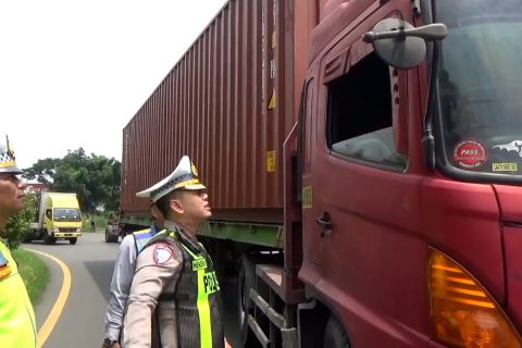 Polda Jatim awasi angkutan barang selama Nataru