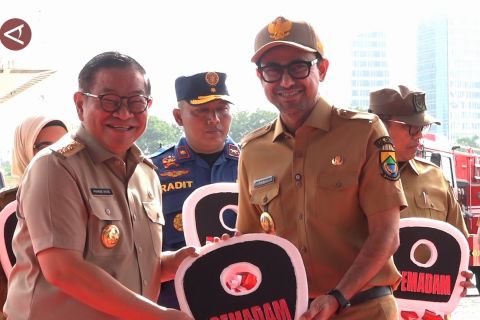 Pemprov Jakarta hibahkan mobil pemadam kebakaran kepada 14 daerah