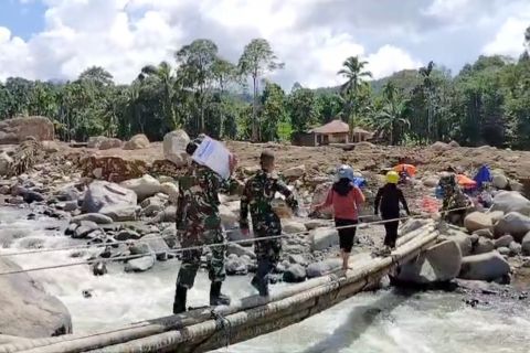 Tim gabungan bangun kembali jembatan darurat di Palembayan