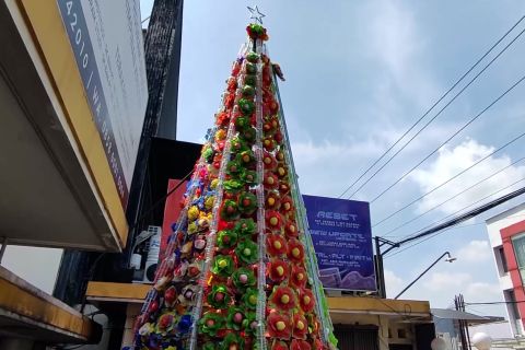 Unik! Gereja di Kota Semarang pasang pohon Natal dari limbah plastik