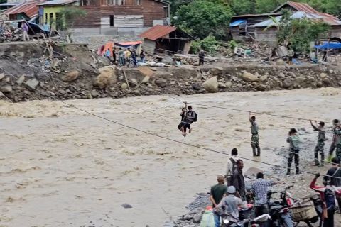 Gunakan sling, TNI bantu penyeberangan warga terisolir di Aceh Tengah
