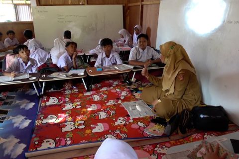 Pascabencana, siswa SDN 14 Labuah semangat belajar di pengungsian
