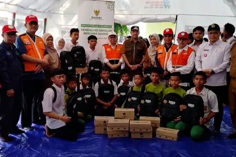 Siswa terdampak bencana di Agam dapat bantuan sekolah dari Baznas