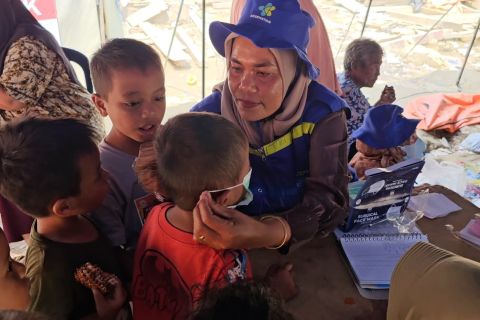 Warga Langkahan mulai terserang ISPA, Kemenkes beri masker bagi warga