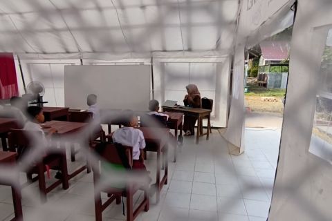 Awal semester, siswa SDN 05 Batang Anai Sumbar belajar di tenda