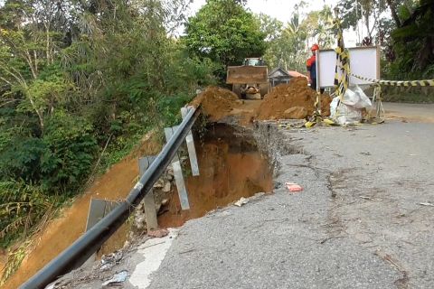 Bahu jalan Lintas Sumatera yang amblas di Taput mulai diperbaiki