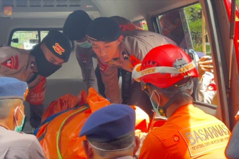 Basarnas serahkan tujuh kantong jenazah korban ATR 42-500 ke DVI