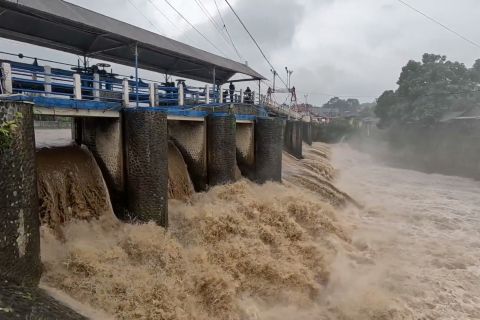 Bendung Katulampa siaga 3, petugas lakukan laporan berkala