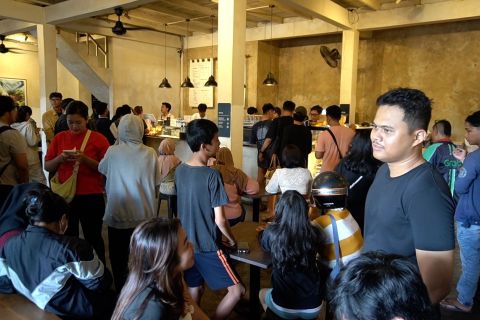 Di Hari Kasih Sayang Bali, Gubernur traktir kopi lokal dukung UMKM