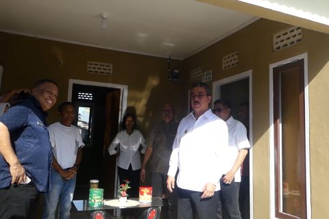 Gubernur Maluku datangi Desa Hunuth pastikan warga diami rumah bantuan