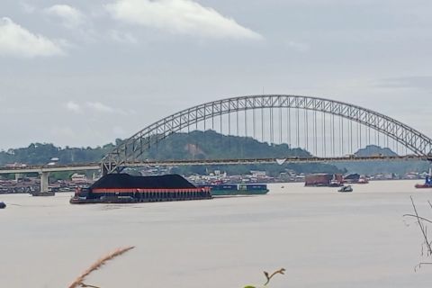 Jembatan Mahakam Ulu retak ditabrak tongkang, lalu lintas dibatasi
