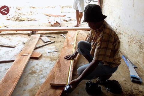 Pedagang Pasar Huta Godang perbaiki kios sambil tunggu bantuan modal